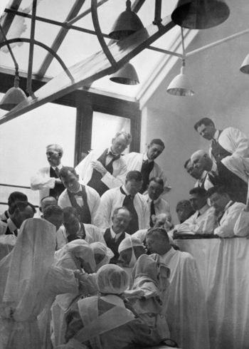 1880s-PresentValues-based teamwork focused on the patient